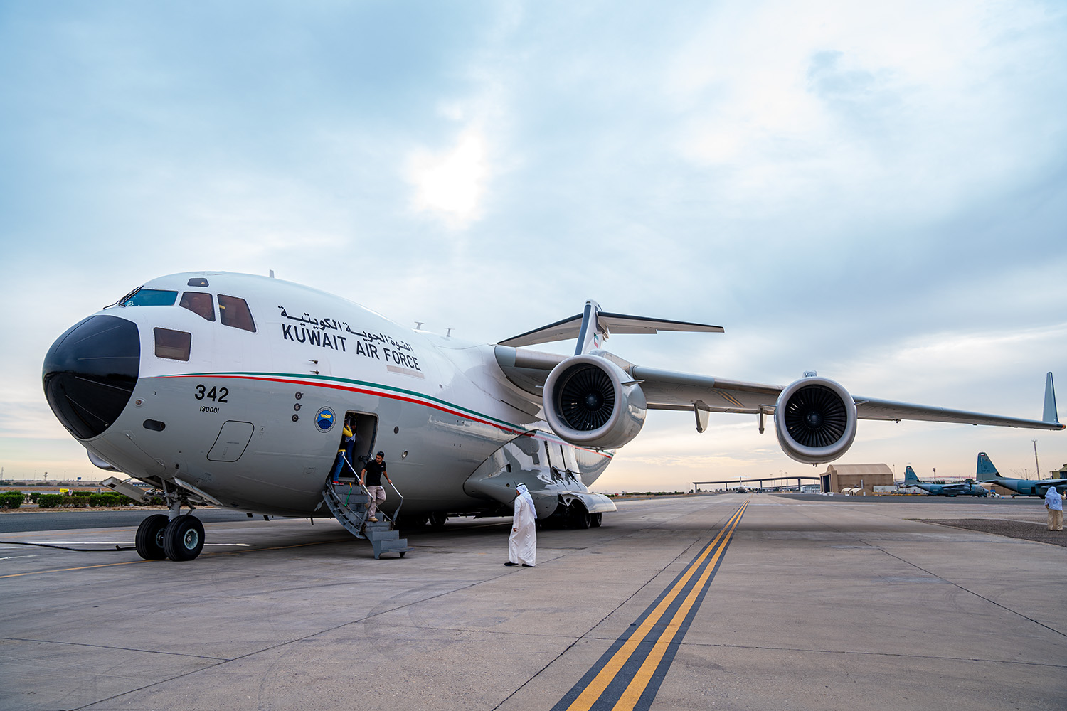 Kuwait sends its 27th plane to Gaza, carrying 40 tons of food and medicine