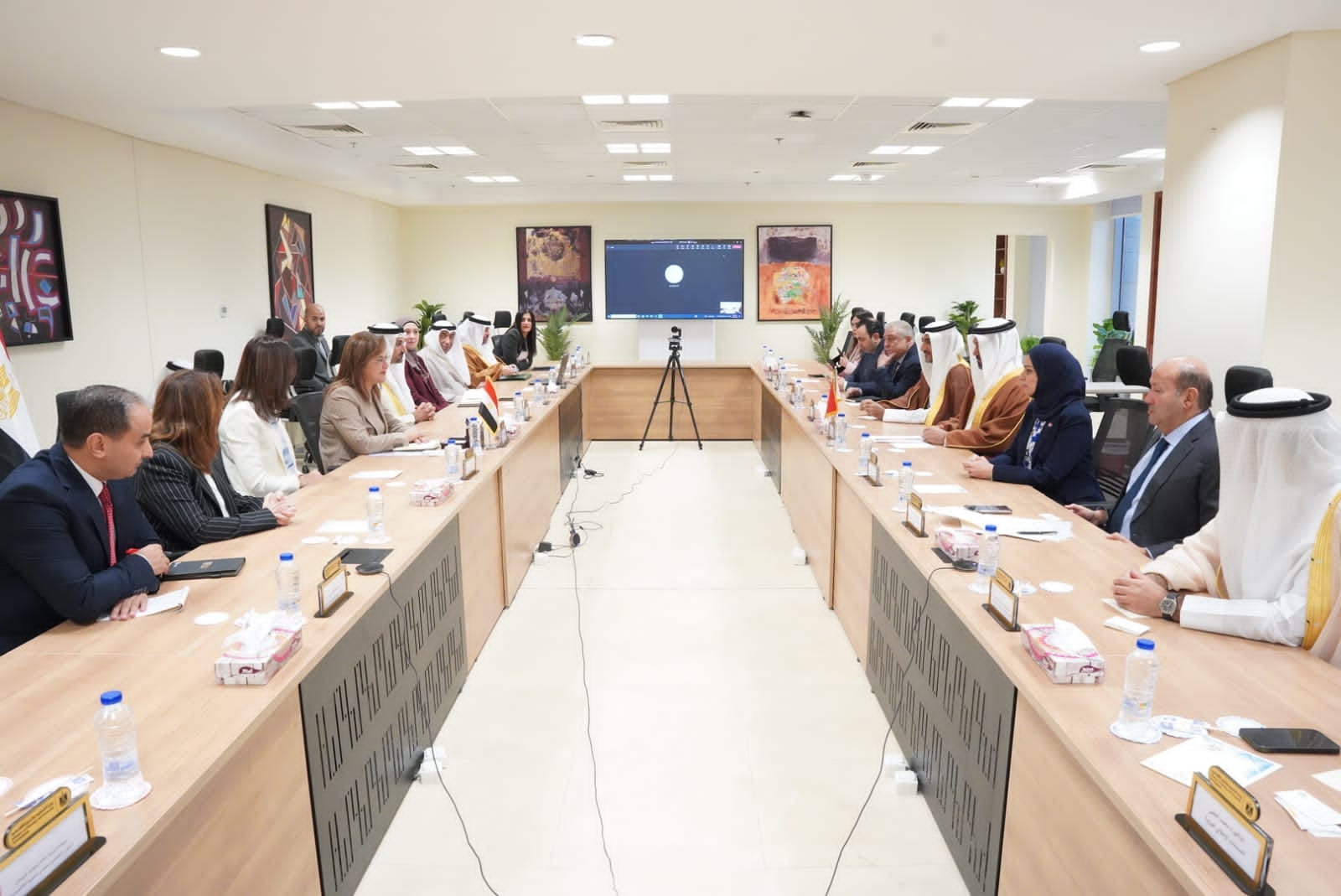 جانب من لقاء وزيرة التخطيط والتنمية الاقتصادية المصرية مع وفد وزاري بحريني