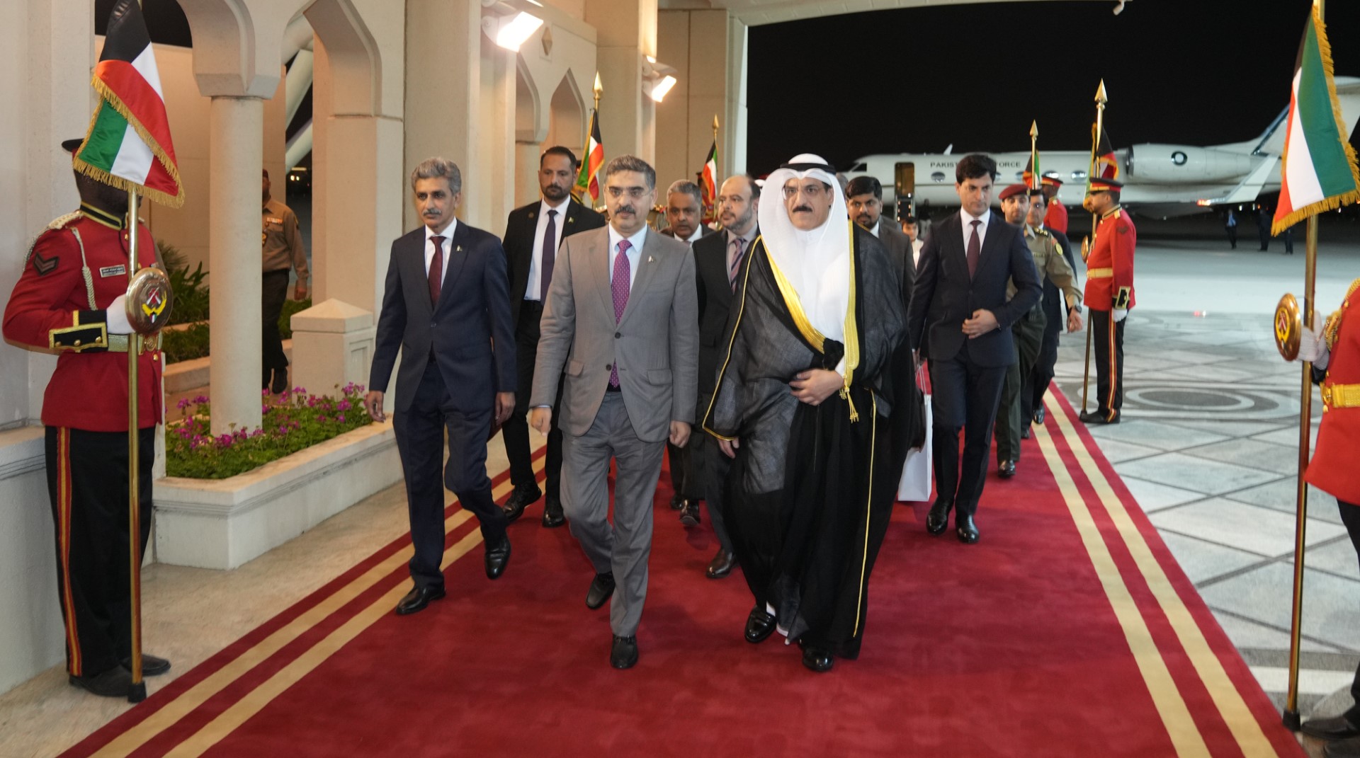 Pakistan PM arrives in Kuwait