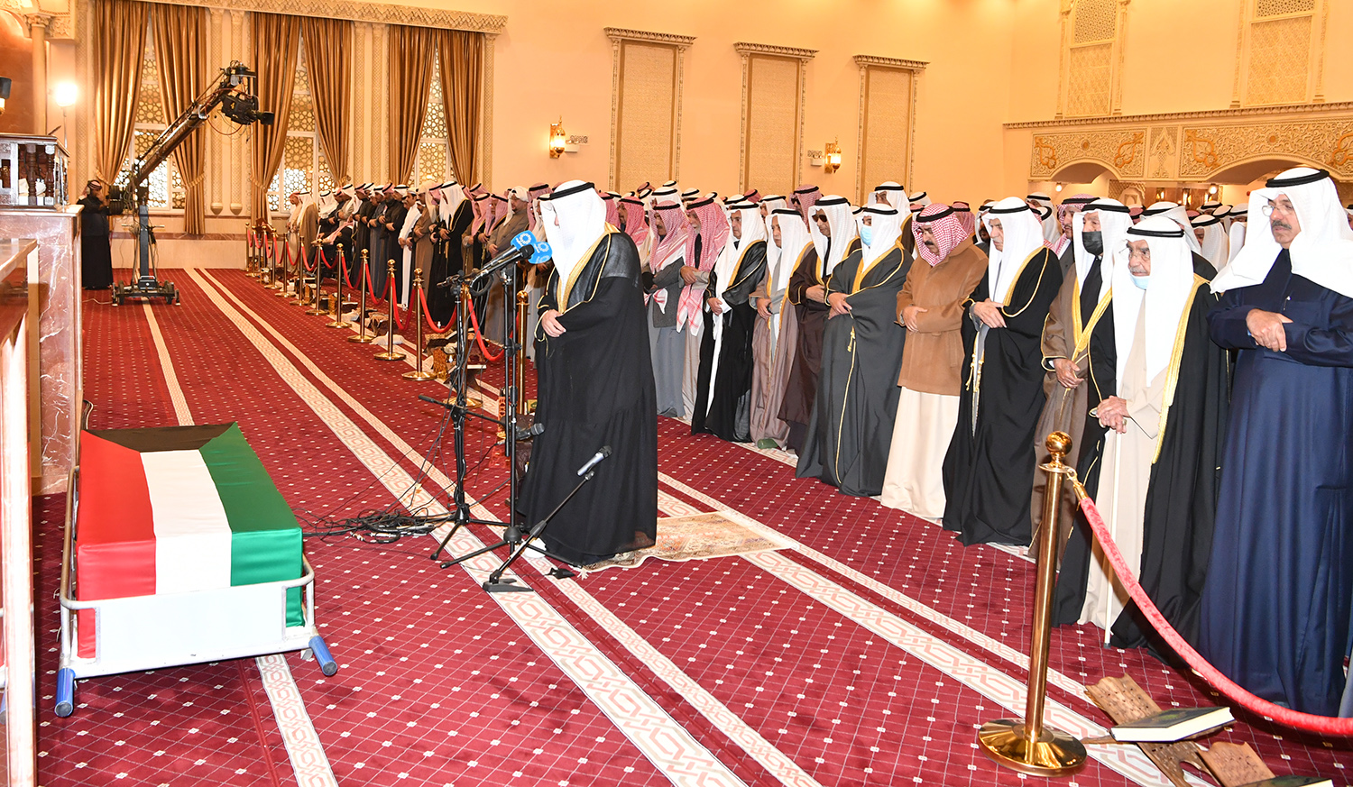 Kuwait Amir, senior Sheikhs, citizens perform prayer on late Amir