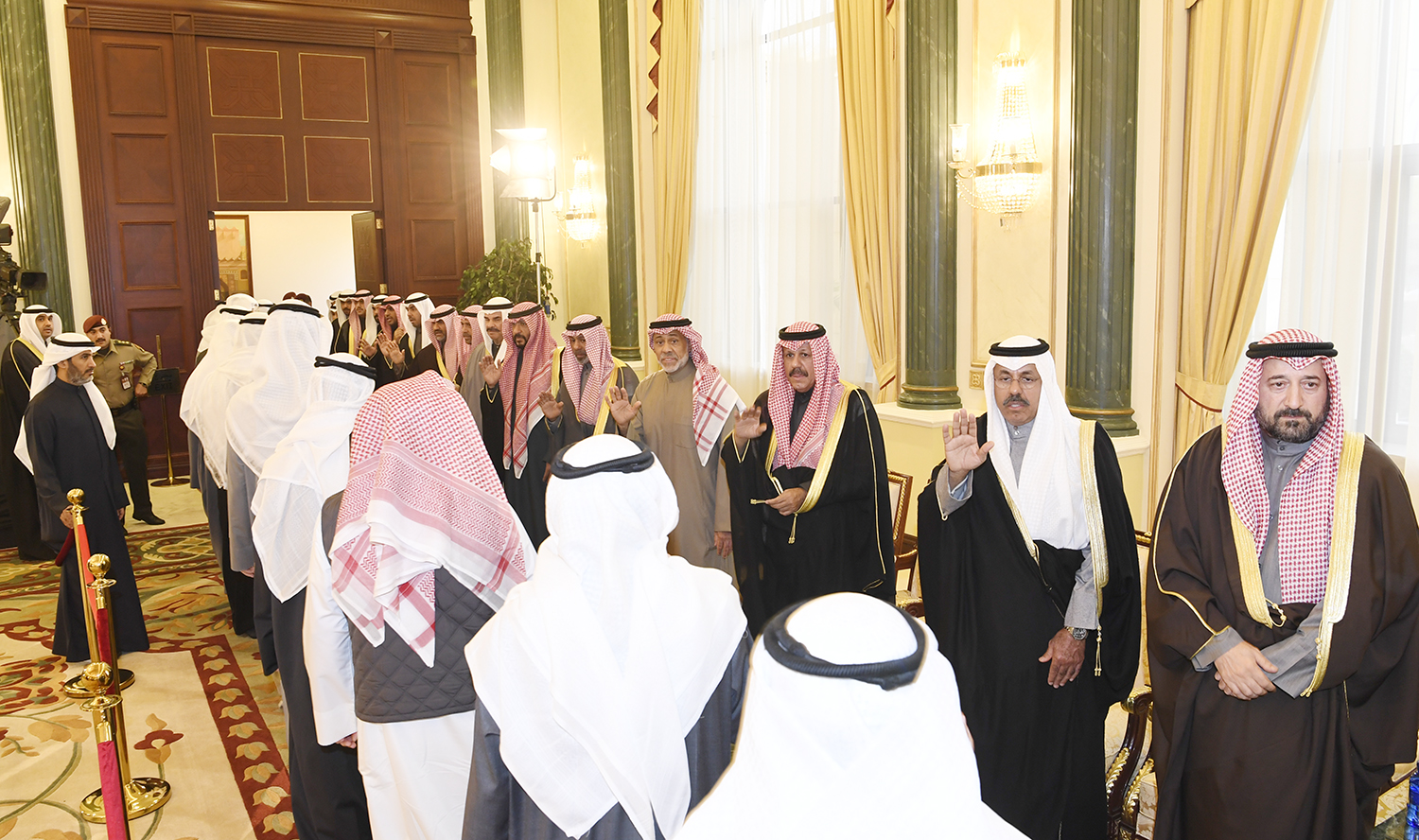 سمو أمير البلاد وأسرة آل صباح الكرام يستقبلون جموعا من المواطنين لتقديم واجب العزاء