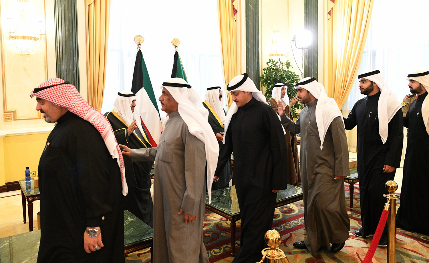 سمو أمير البلاد وأسرة آل صباح الكرام يستقبلون جموعا من الشخصيات الرسمية والمواطنين لتقديم واجب العزاء في وفاة الأمير الراحل