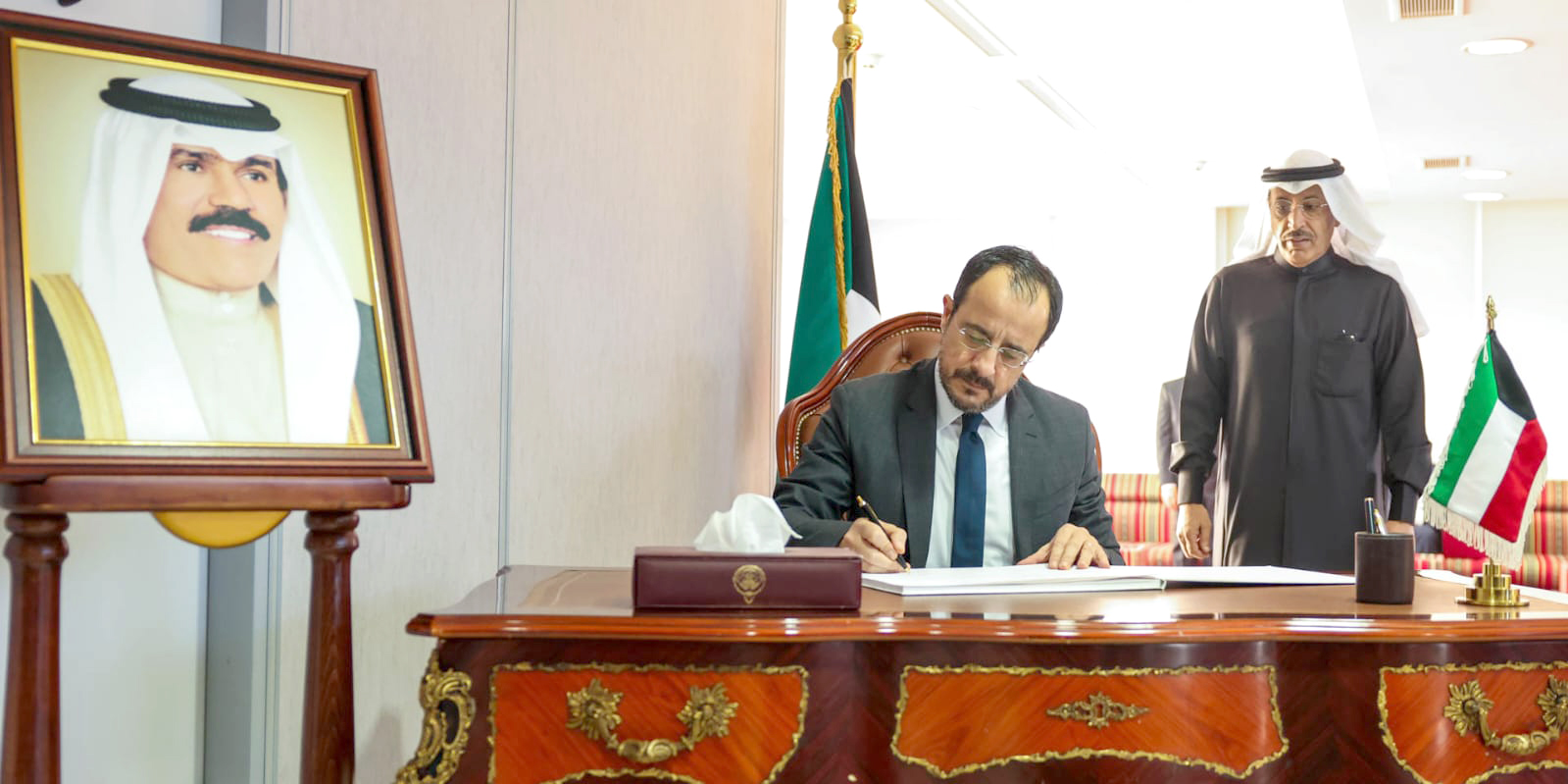 الرئيس القبرصي يدون كلمة في سجل التعازي في سفارة الكويت في قبرص