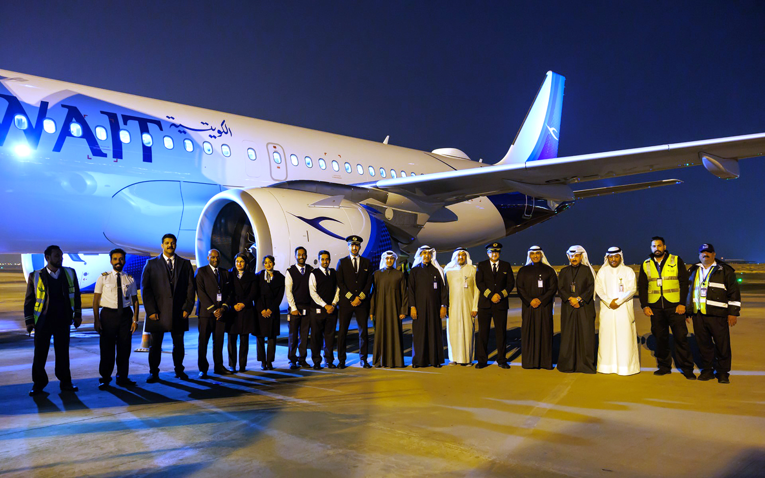رئيس مجلس إدارة شركة الخطوط الجوية الكويتية يتوسط فريق الشركة مع الطائرة الجديدة (برقان)