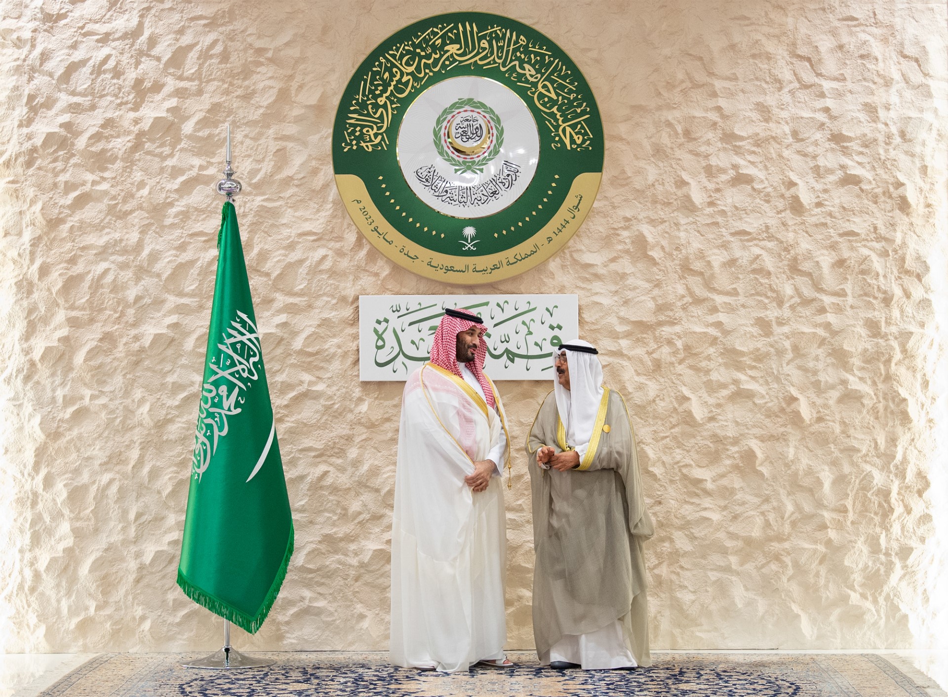Le représentant de Son Altesse l'Emir du pays, Son Altesse le Prince héritier, rencontre le Prince héritier saoudien, en marge du Sommet arabe. (19-05-2023).