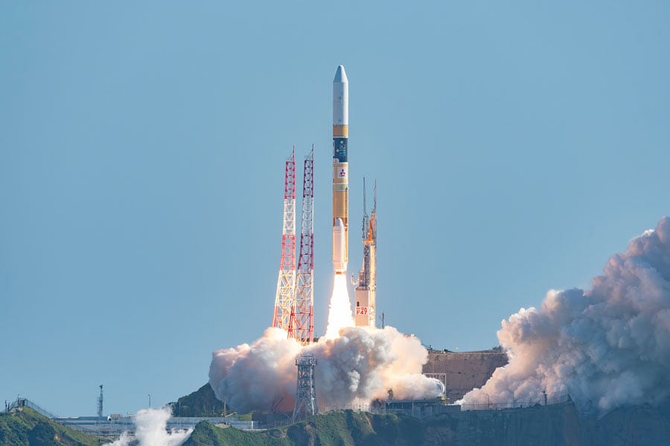 اليابان تطلق صاروخا من طراز (إتش-2 إيه) يحمل قمرا صناعيا فلكيا للهبوط على القمر7-9-2023