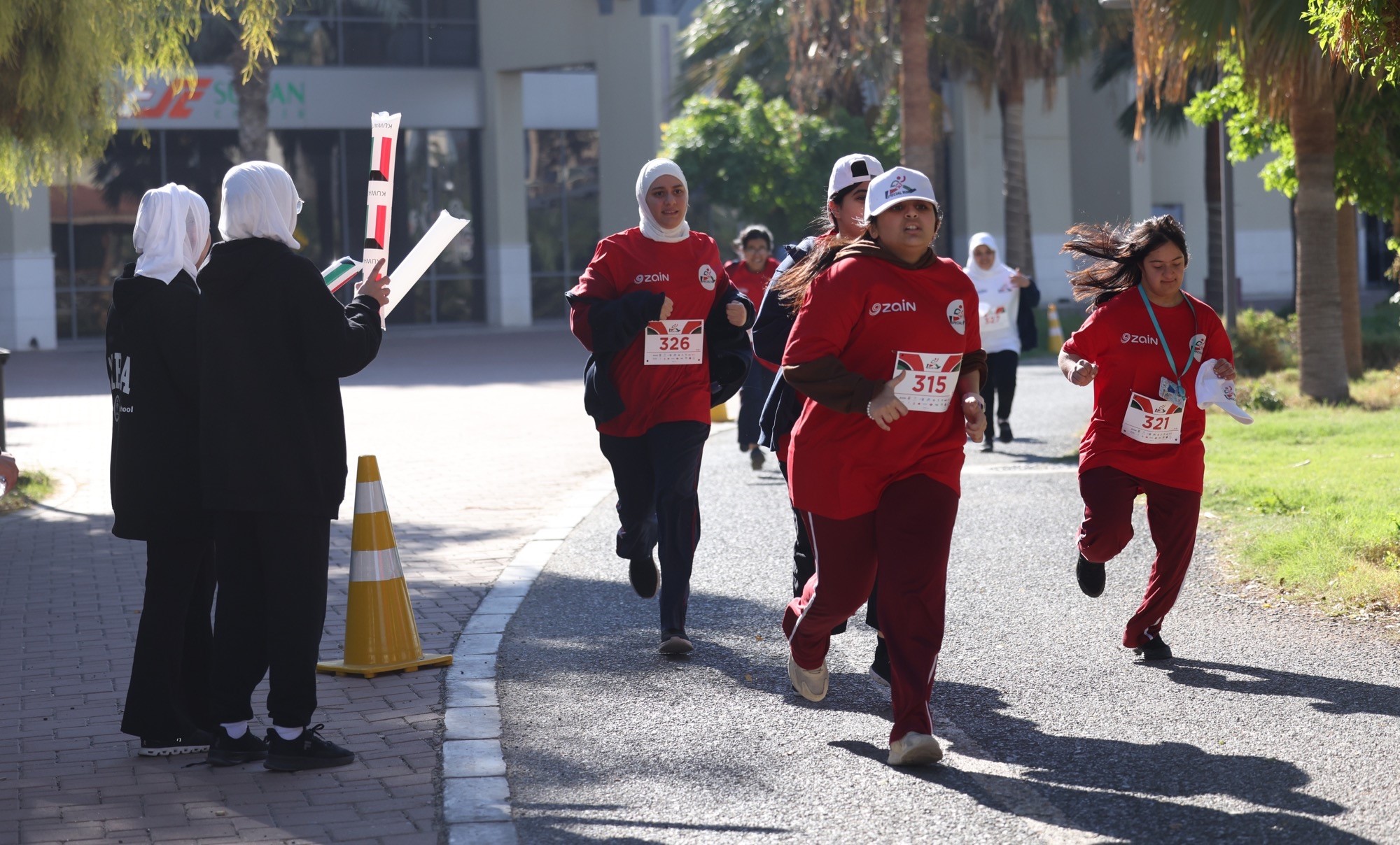 جانب من مشاركة رياضية من منتسبي الجهات والأندية المعنية بذوي الإعاقة