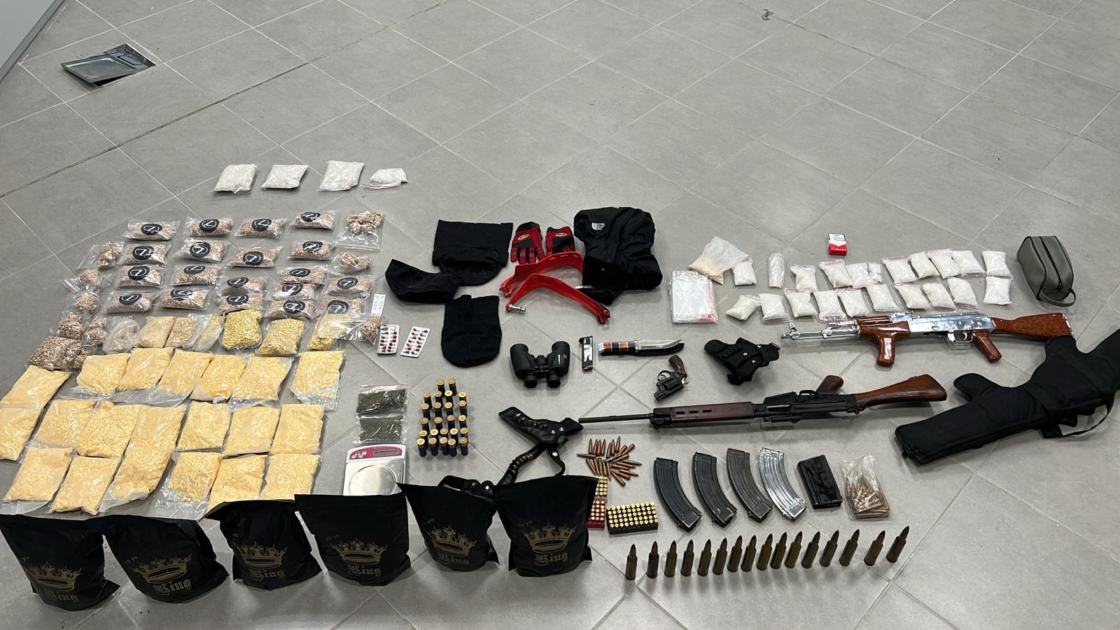 كمية كبيرة من المواد المخدرة والأسلحة النارية ومبالغ نقدية بحوزتهم المتهمين