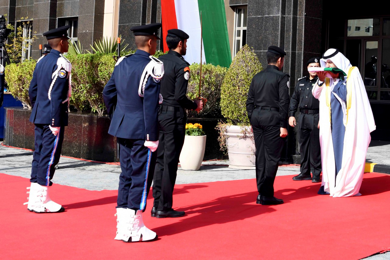Le gouverneur d'Al-Farwaniya à la cérémonie de lever du drapeau
