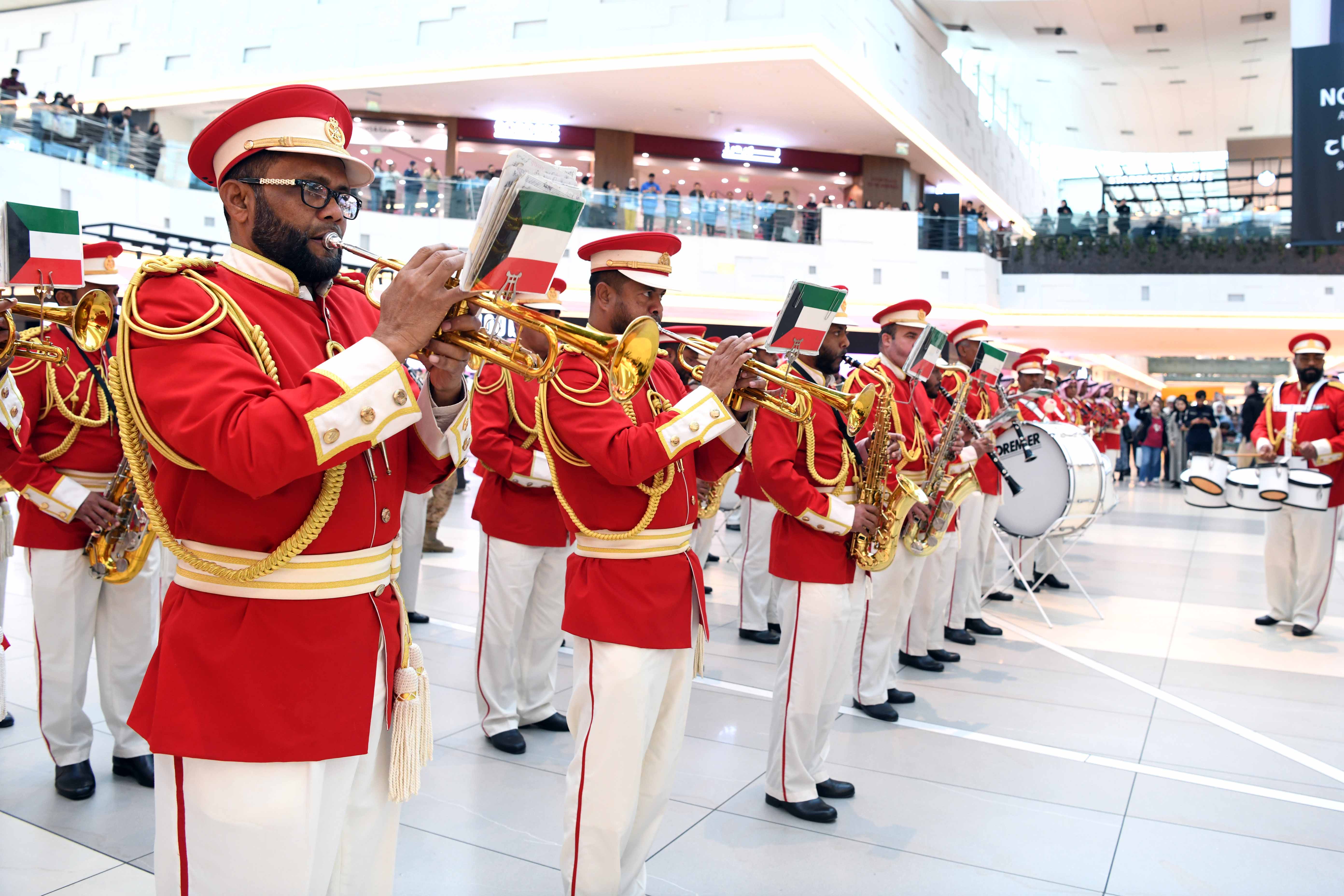 كتيبة الموسيقى العسكرية تحتفي بأعياد الكويت الوطنية بفعاليات موسيقية وشعبية بالأفنيوز