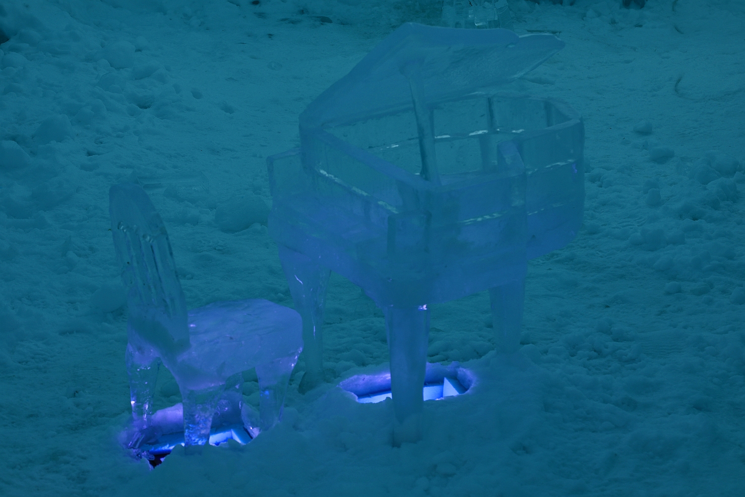 Piano ice sculpture