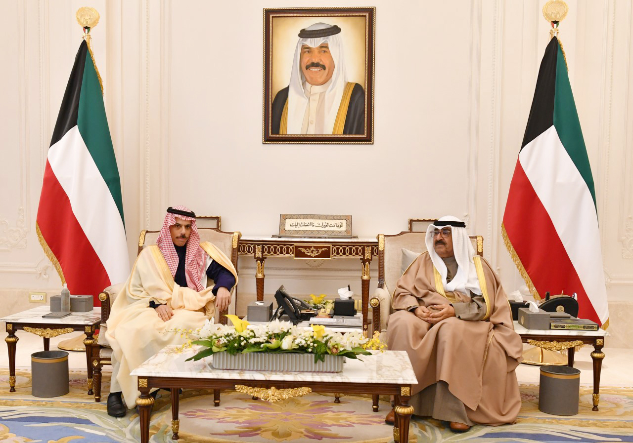 سمو ولي العهد يستقبل وزير الخارجية السعودي
