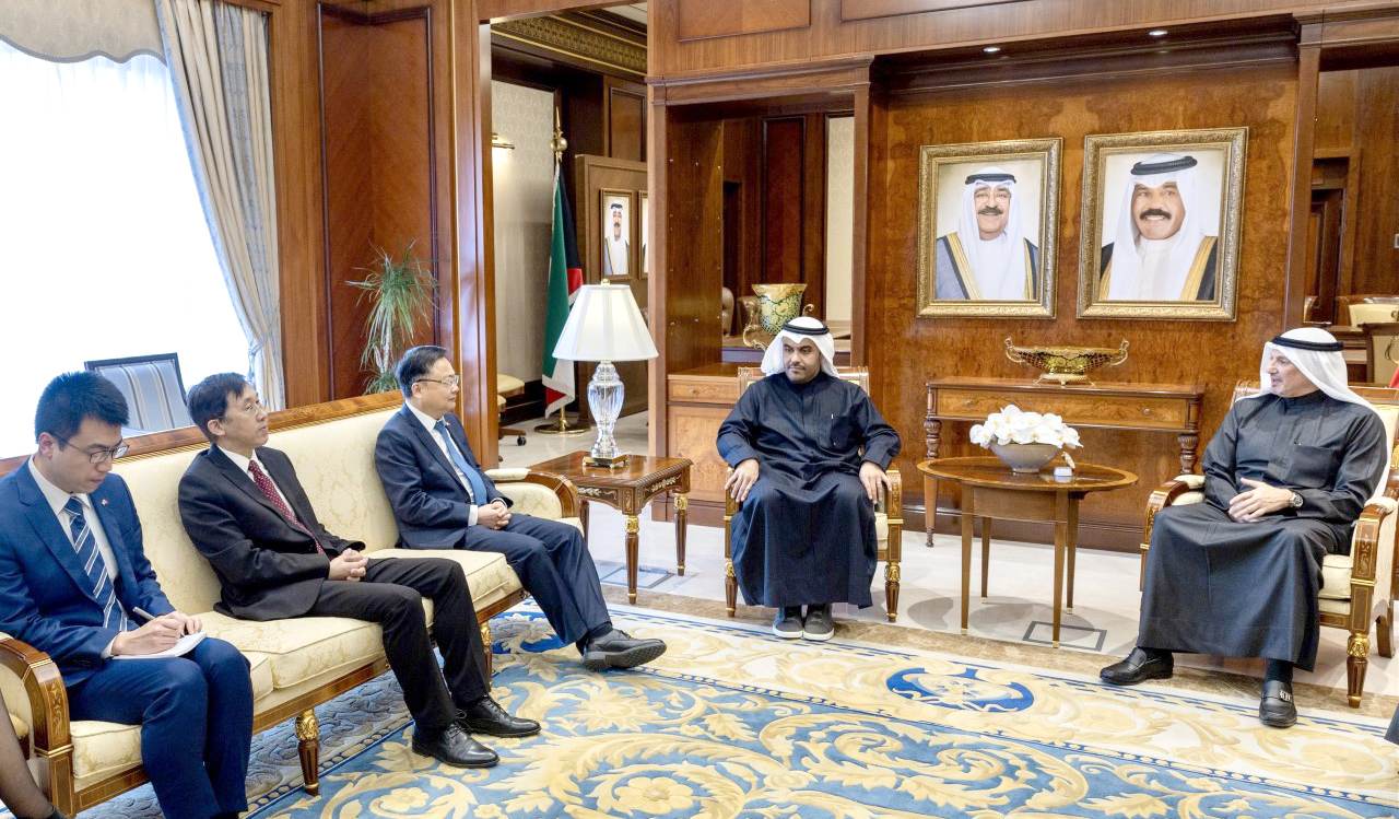 Kuwait's Foreign Minister alongside Minister of State for Municipal Affairs meet Chinese ambassador