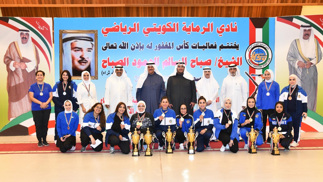 صورة جماعية للراميات الفائزات مع رئيس الاتحاد الآسيوي الشيخ سلمان الحمود