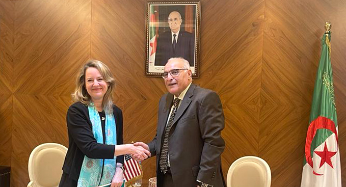 وزير الخارجية الجزائري مع نائبة المدير العام للمنظمة الدولية للهجرة