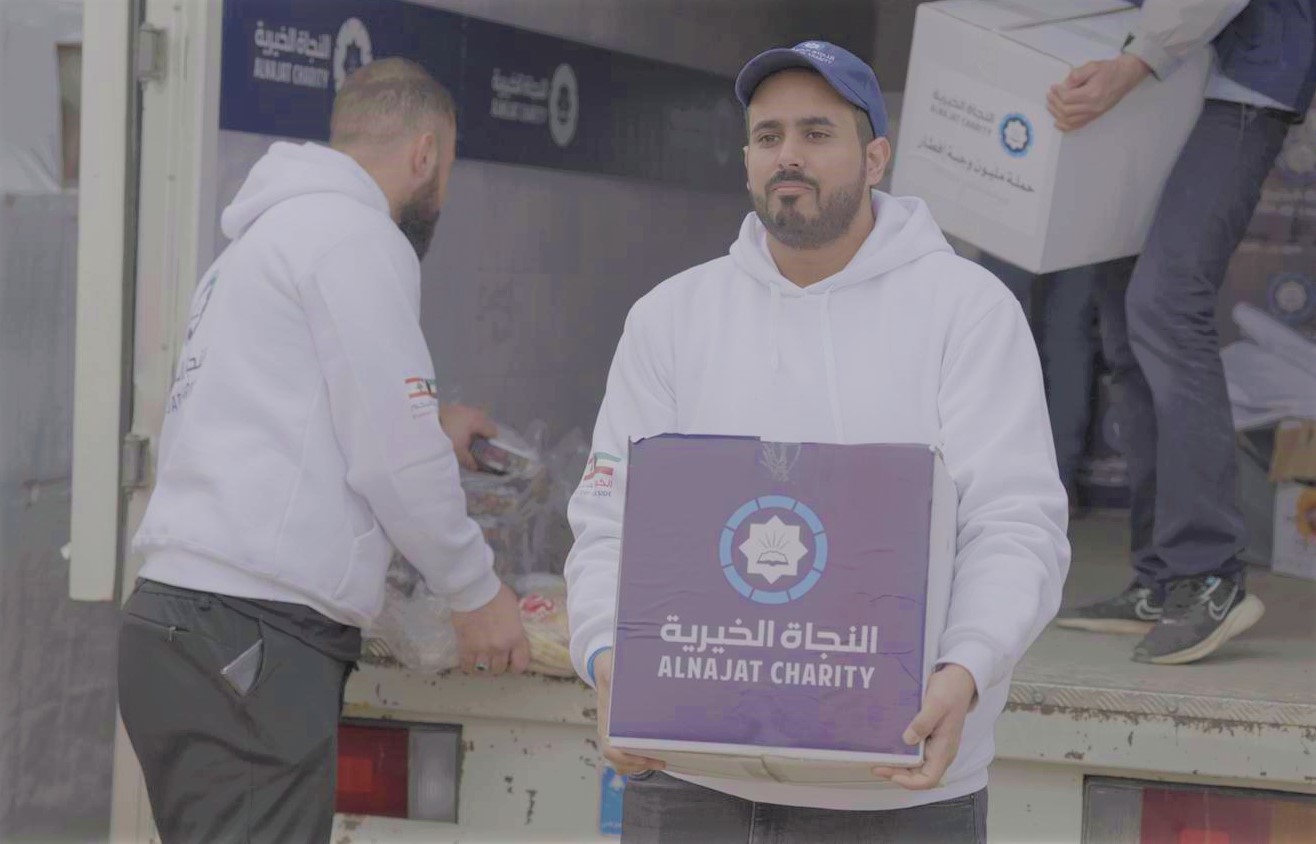 Al-Najat distribue des repas de rupture du jeûne aux déplacés syriens au Liban.