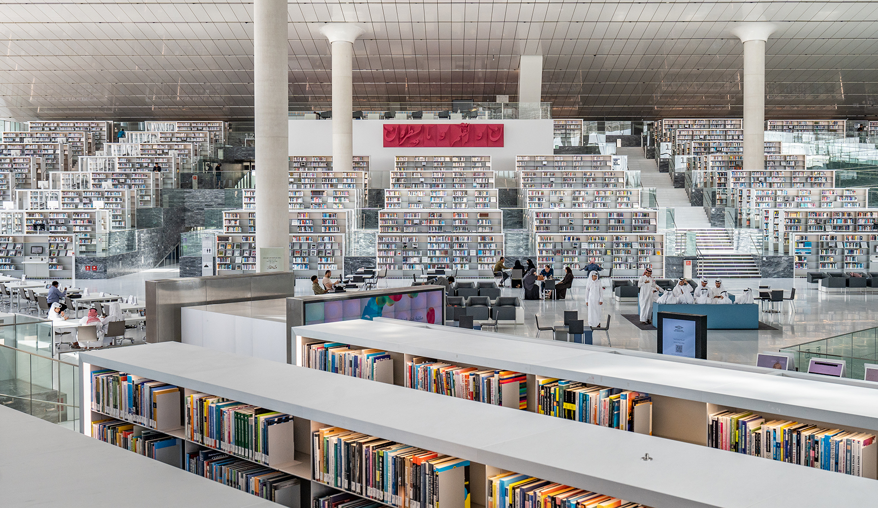 يتوفر بالمكتبة اكثر من مليون كتاب بين الروايات وكتب اللغة والعلوم والطب والمؤلفات والتكنولوجيا والفنون