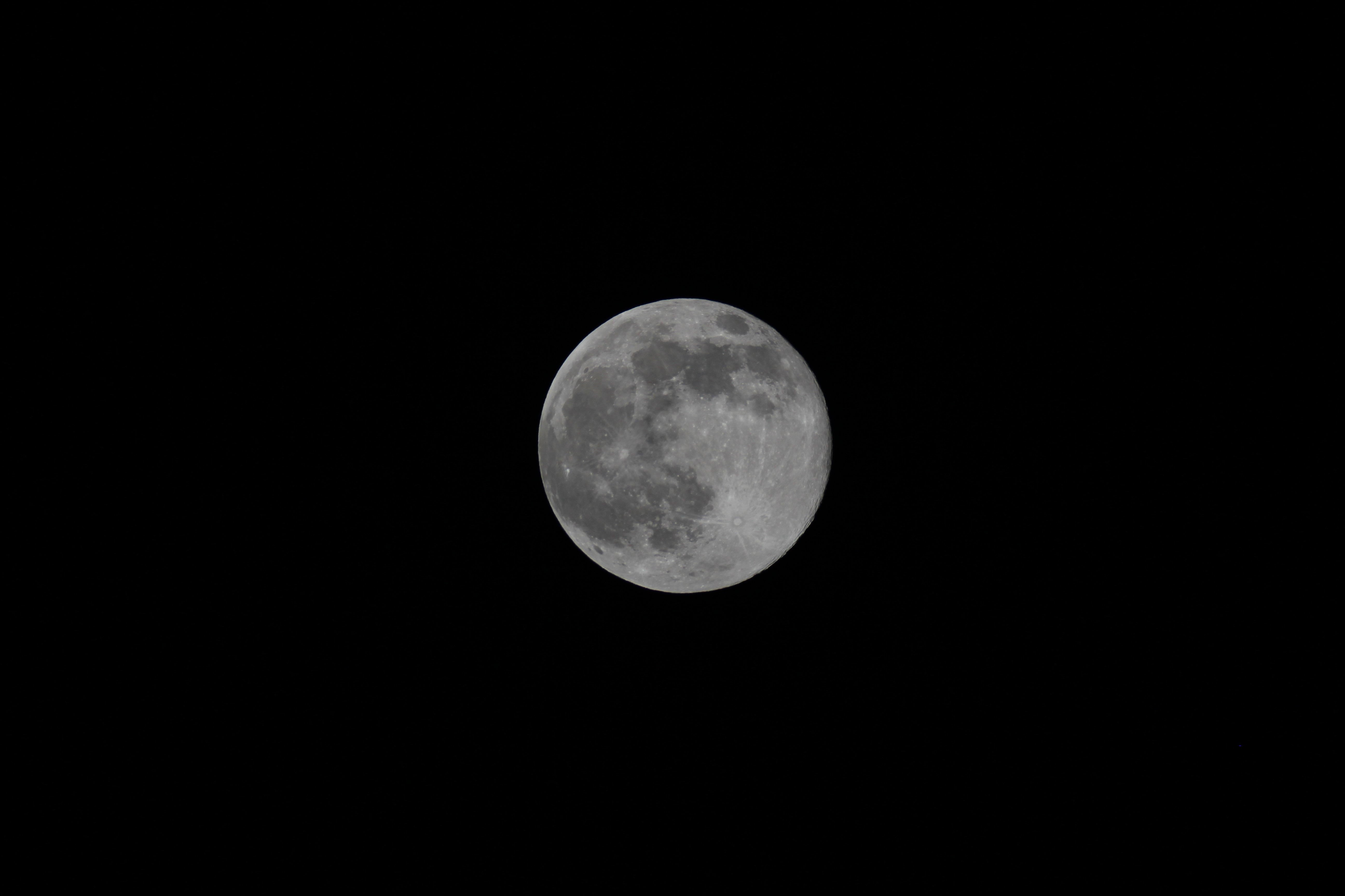 La Lune continue à fasciner l'Homme.