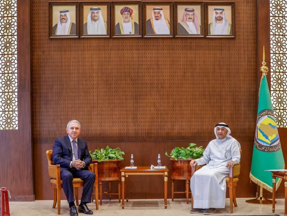 الأمين العام لمجلس التعاون لدول الخليج العربية جاسم البديوي خلال استقبال سفير أذربيجان لدى السعودية شاهين عبداللاييف