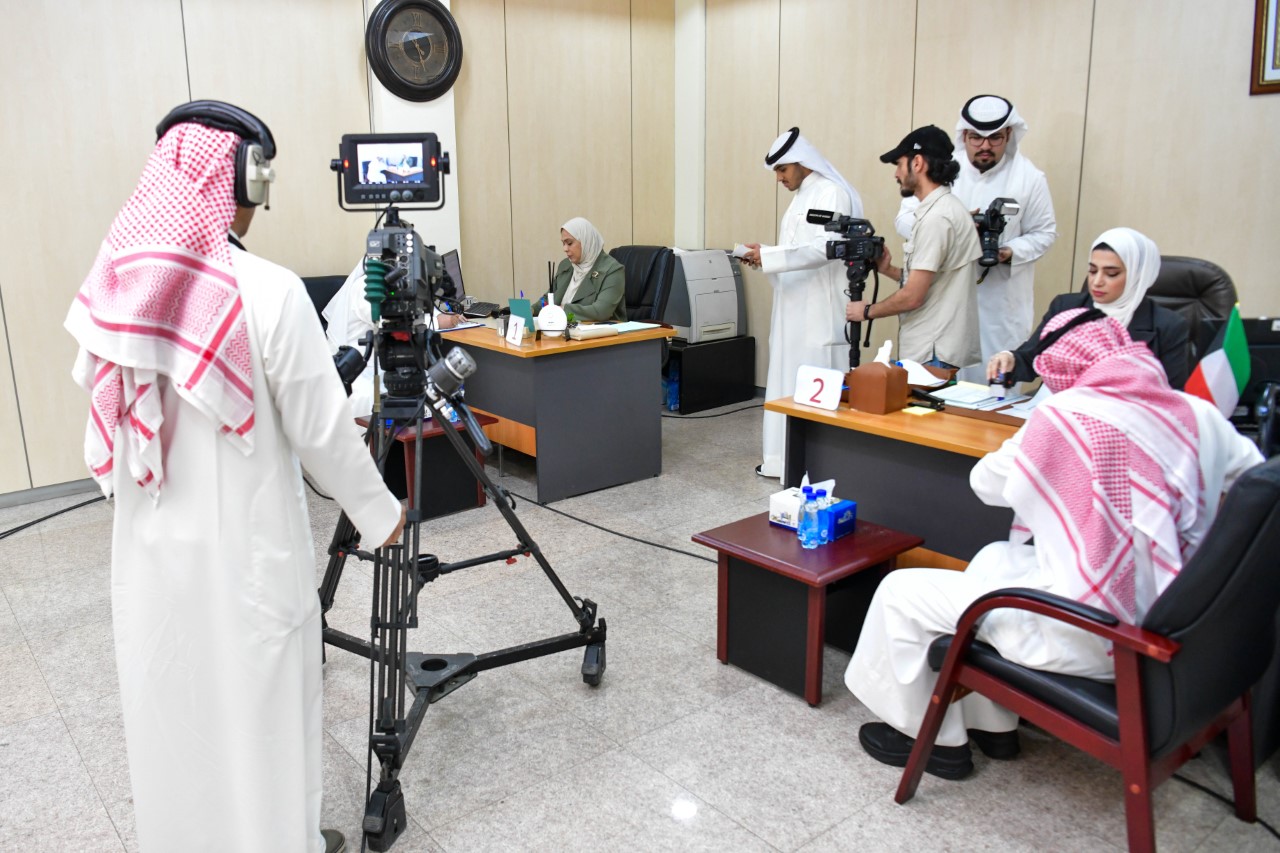 Kuwaiti citizens submit candidacy documents