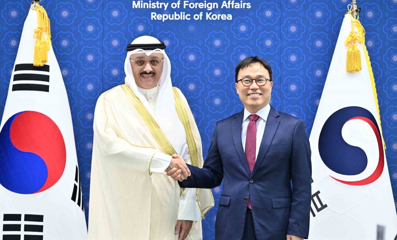 Kuwait Assistant Foreign Minister for Asian Affairs Sameeh Hayat with Deputy Minister for Political Affairs of the Korean Foreign Ministry Choi Young Sam