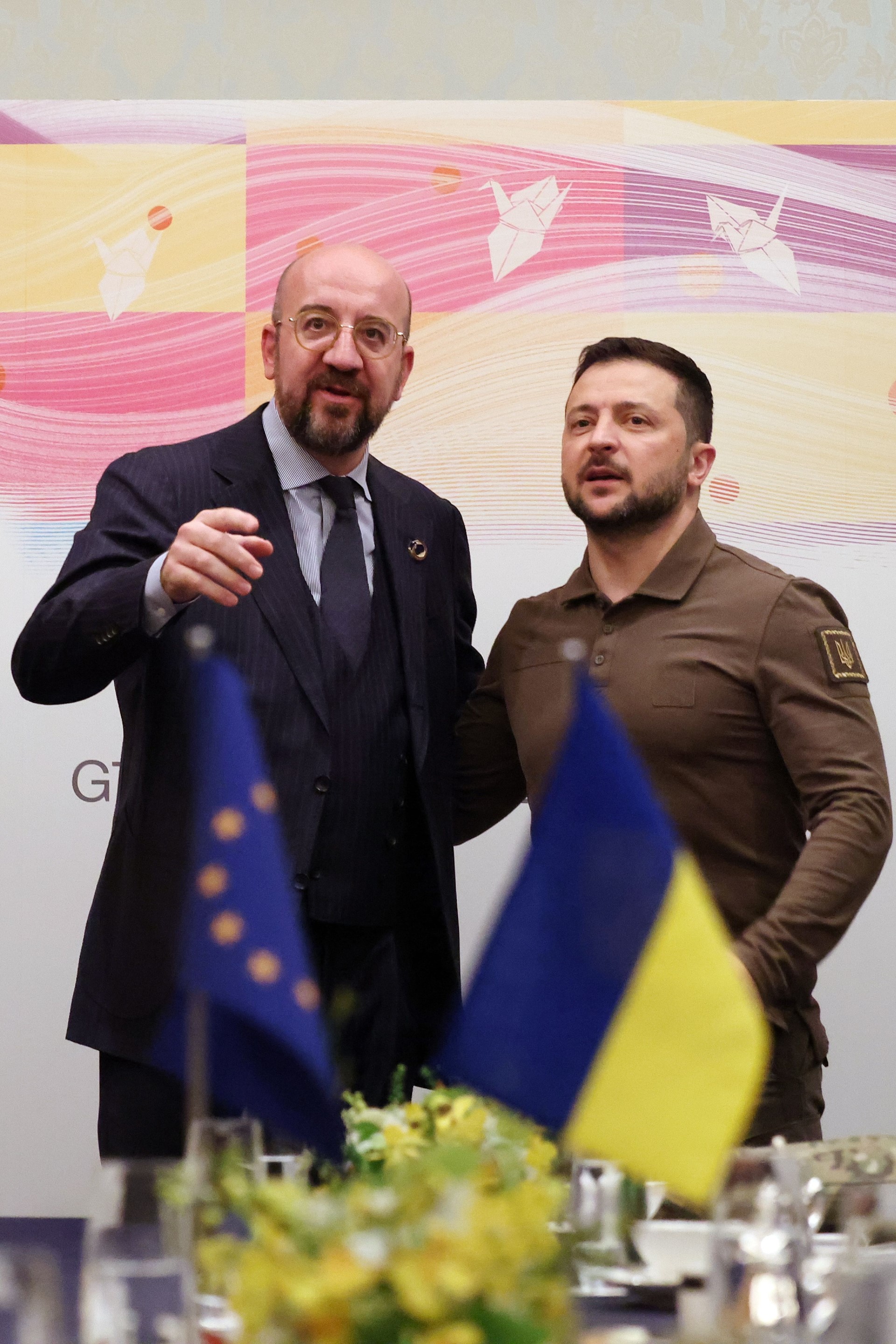 رئيس المجلس الأوروبي شارل ميشيل مع الرئيس الأوكراني فولوديمير زيلينسكي