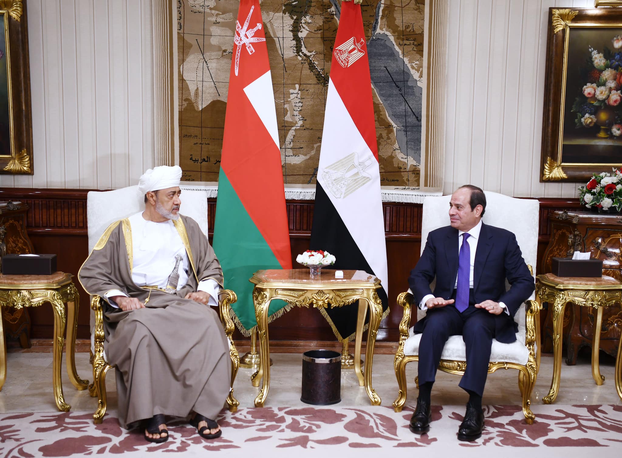 الرئيس المصري عبد الفتاح السيسي وسلطان عمان هيثم بن طارق آل سعيد خلال الاجتماع