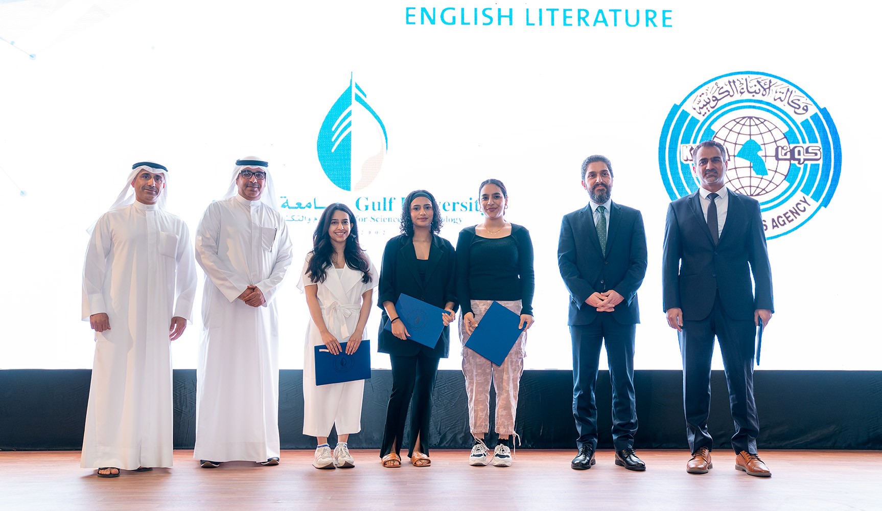جانب من تكريم عدد من الطلبة المشاركين في برنامج (عيش التخصص) مع الفريق الممثل لوكالة الأنباء الكويتية (كونا)