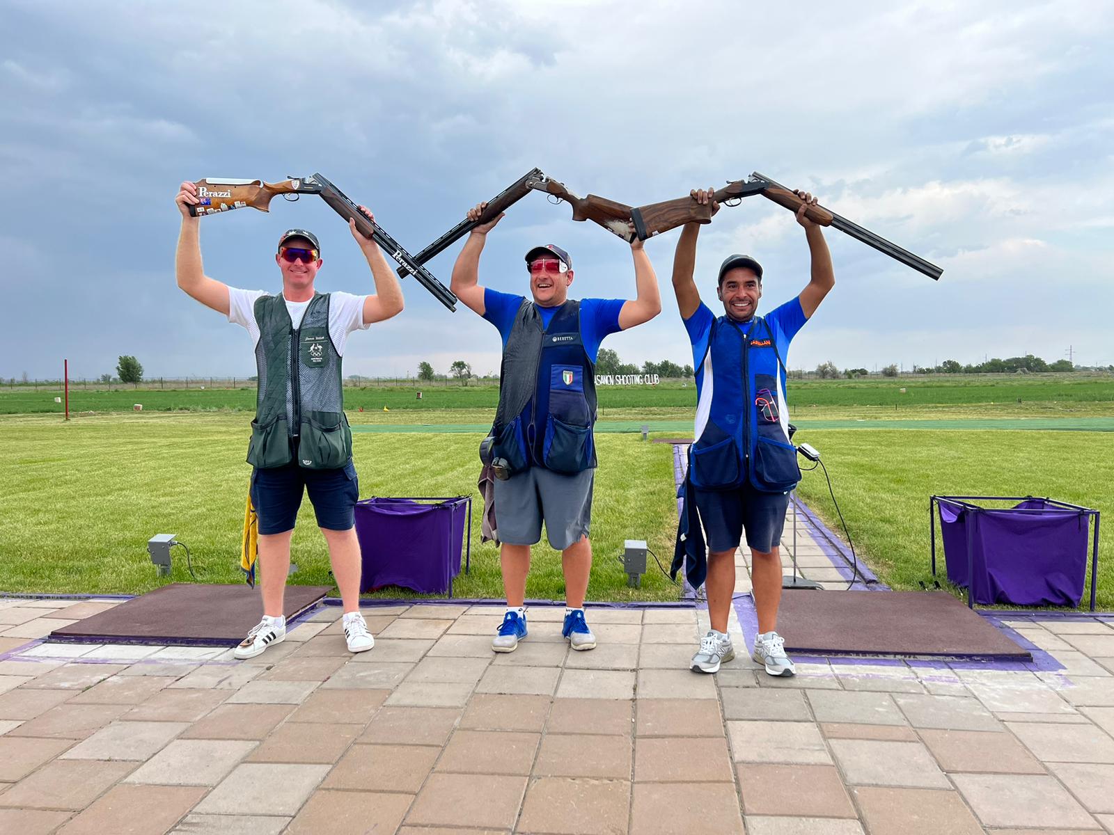 الرامي الكويتي المضف (على اليمين) سعيد بالفوز رفقة الراميان الإيطالي والاسترالي