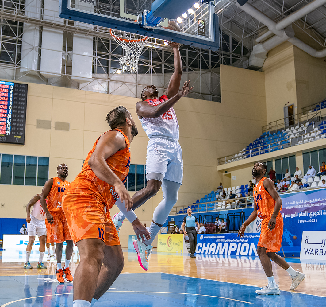 لاعب الكويت يسجل سلة سهلة