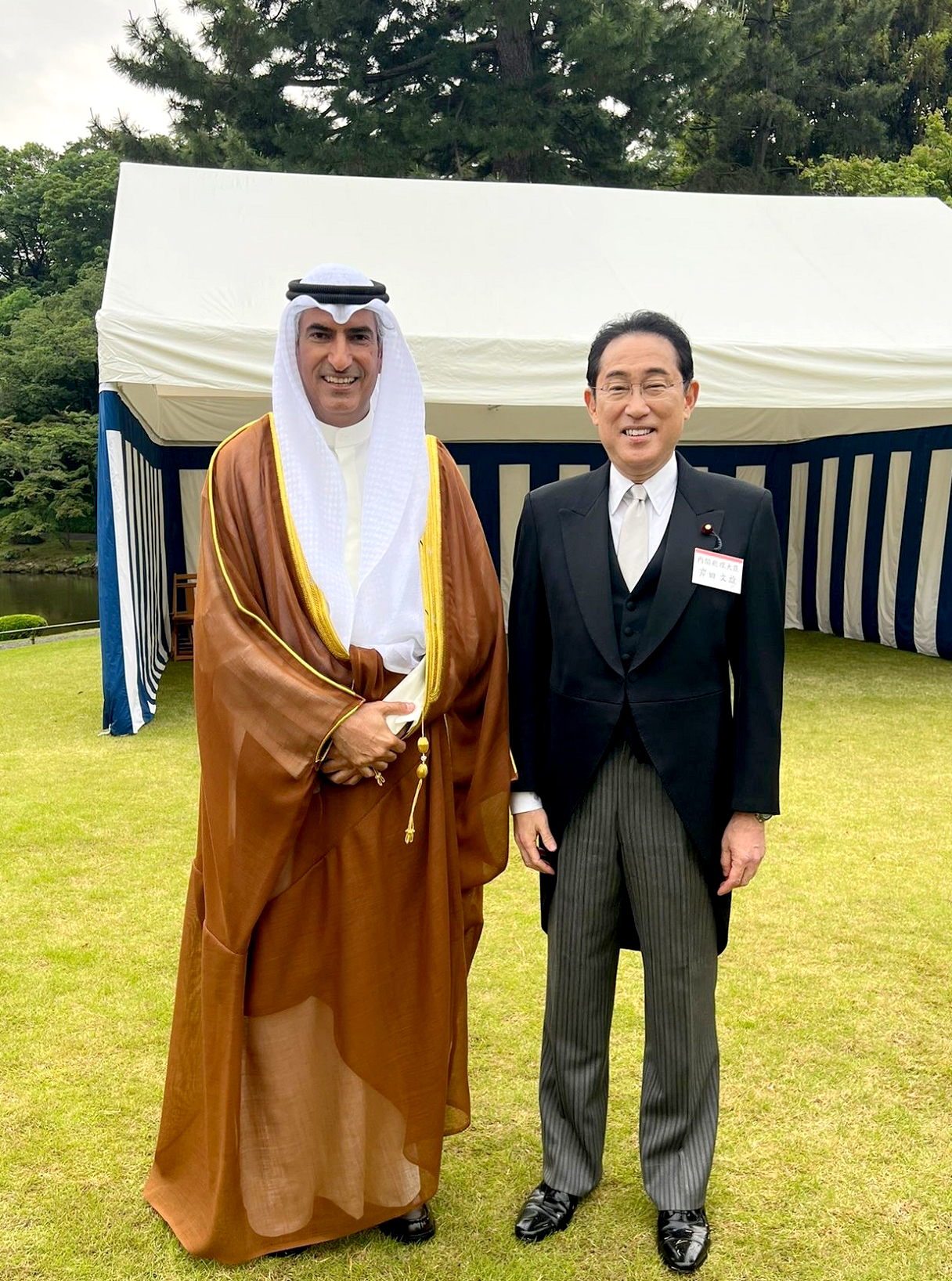 سفير دولة الكويت لدى اليابان سامي الزمانان ورئيس وزراء اليابان فوميو كيشيدا