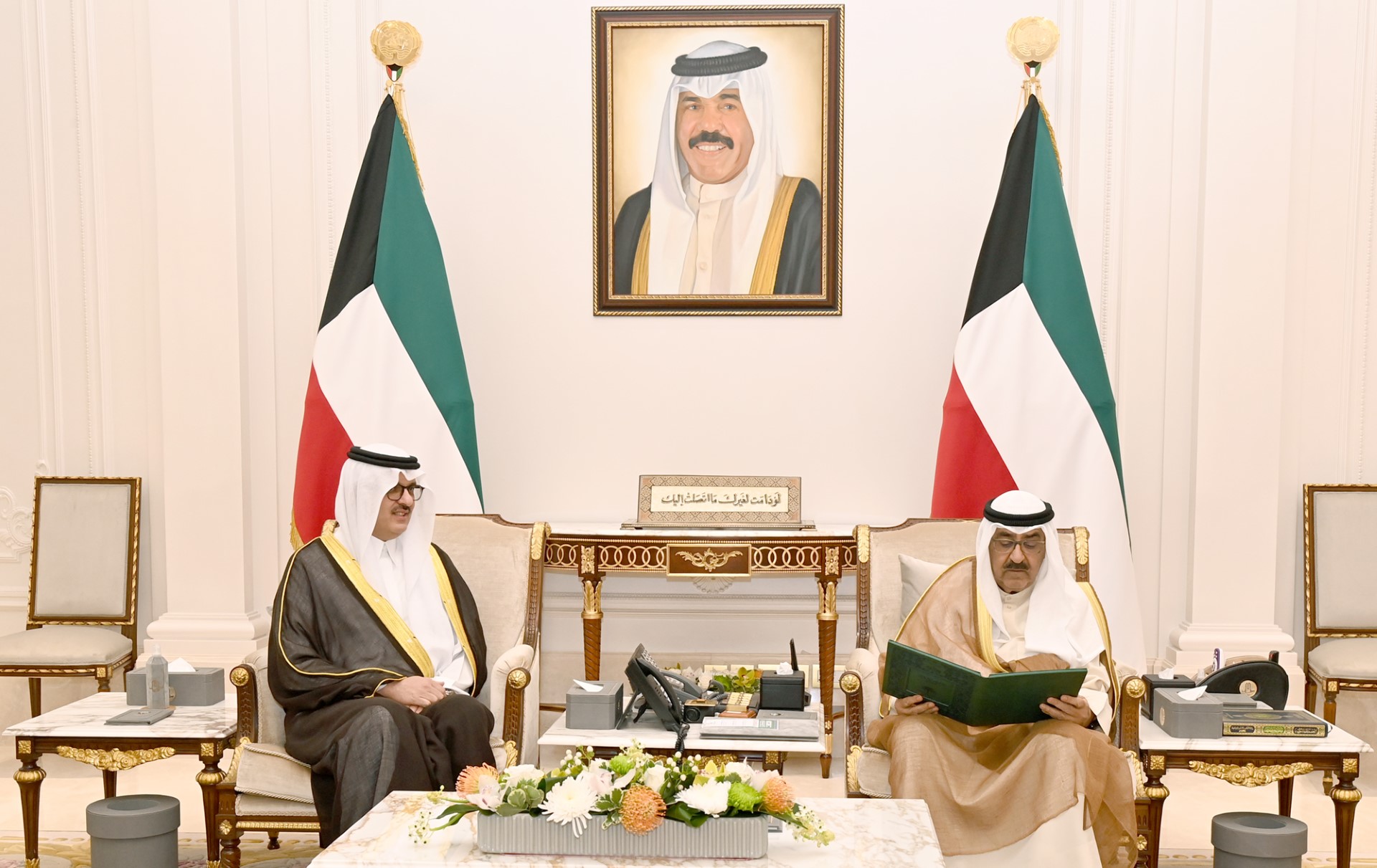 سمو ولي العهد الشيخ مشعل الأحمد الجابر الصباح خلال تسلم الدعوة من السفير السعودي الأمير سلطان بن سعد آل سعود
