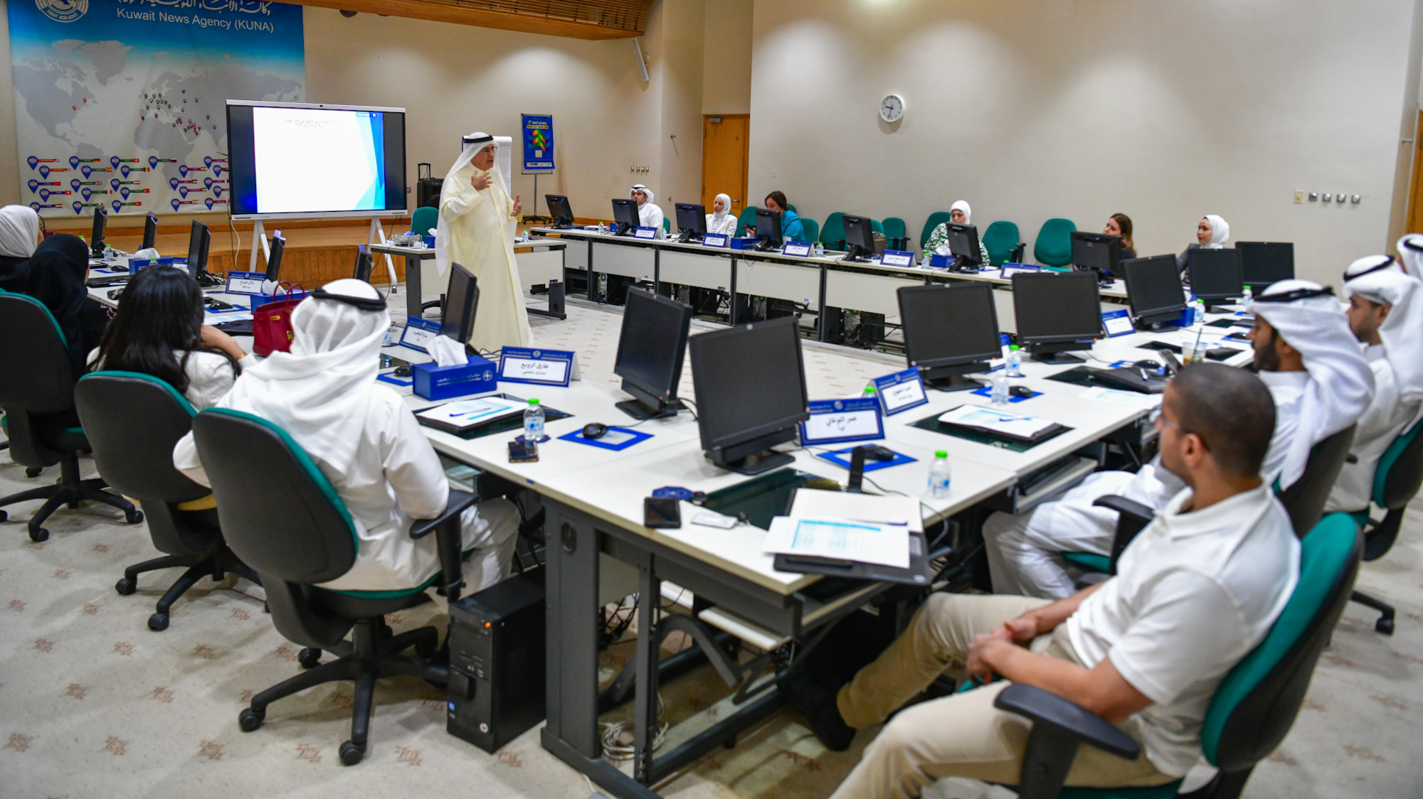 المحاضر الأستاذ طلال الكندري مقدما البرنامج التدريبي في مركز (كونا) لتطوير القدرات الإعلامية