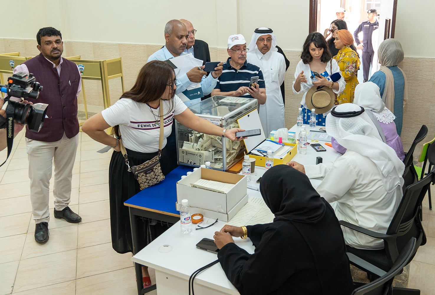 Des médias étrangers dans l'un des bureaux de vote