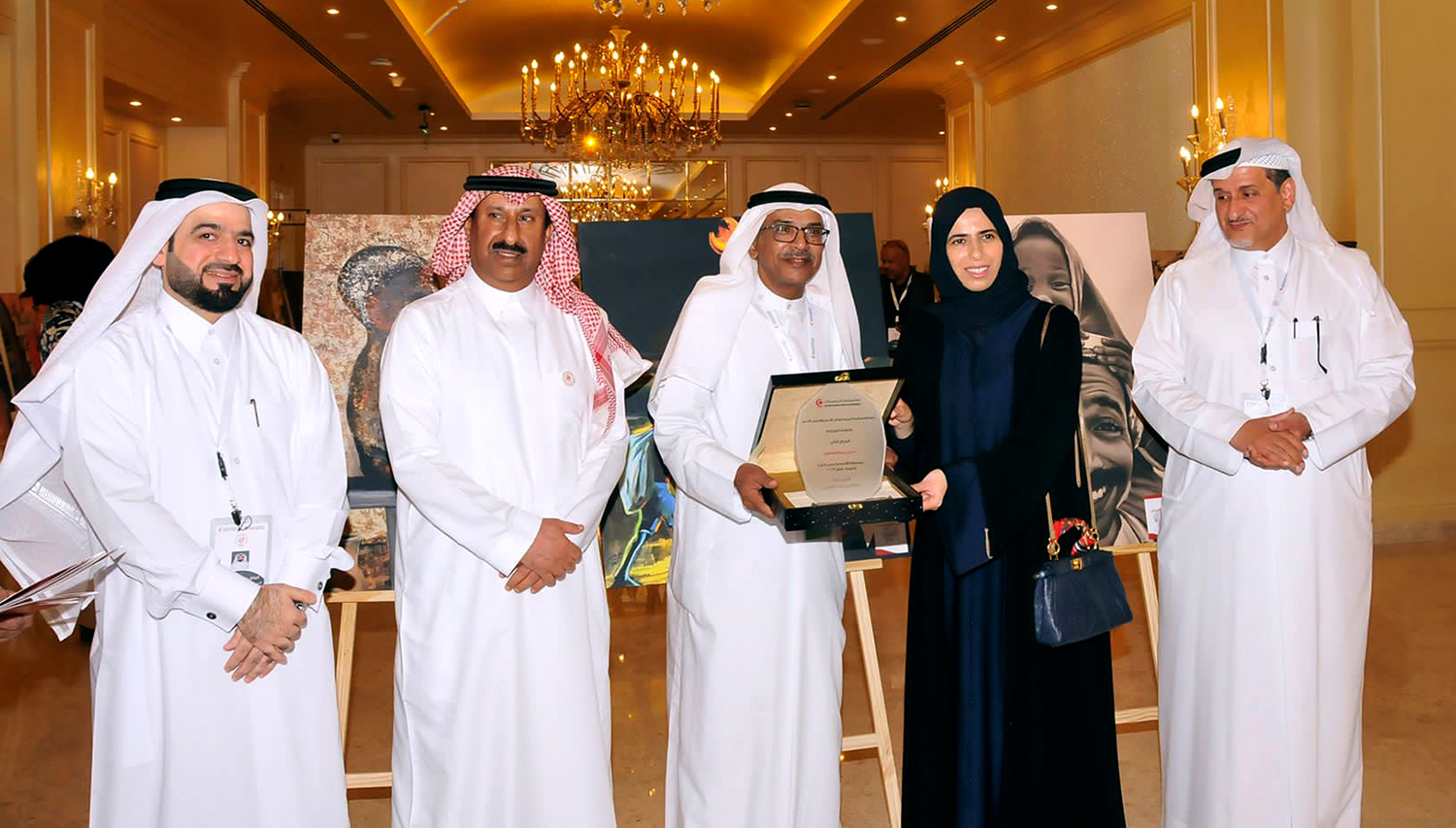 تكريم مصور الهلال الاحمر الكويتي عدنان النوه بحصوله على المركز الثاني كأفضل صورة فوتوغرافية بالدوحة