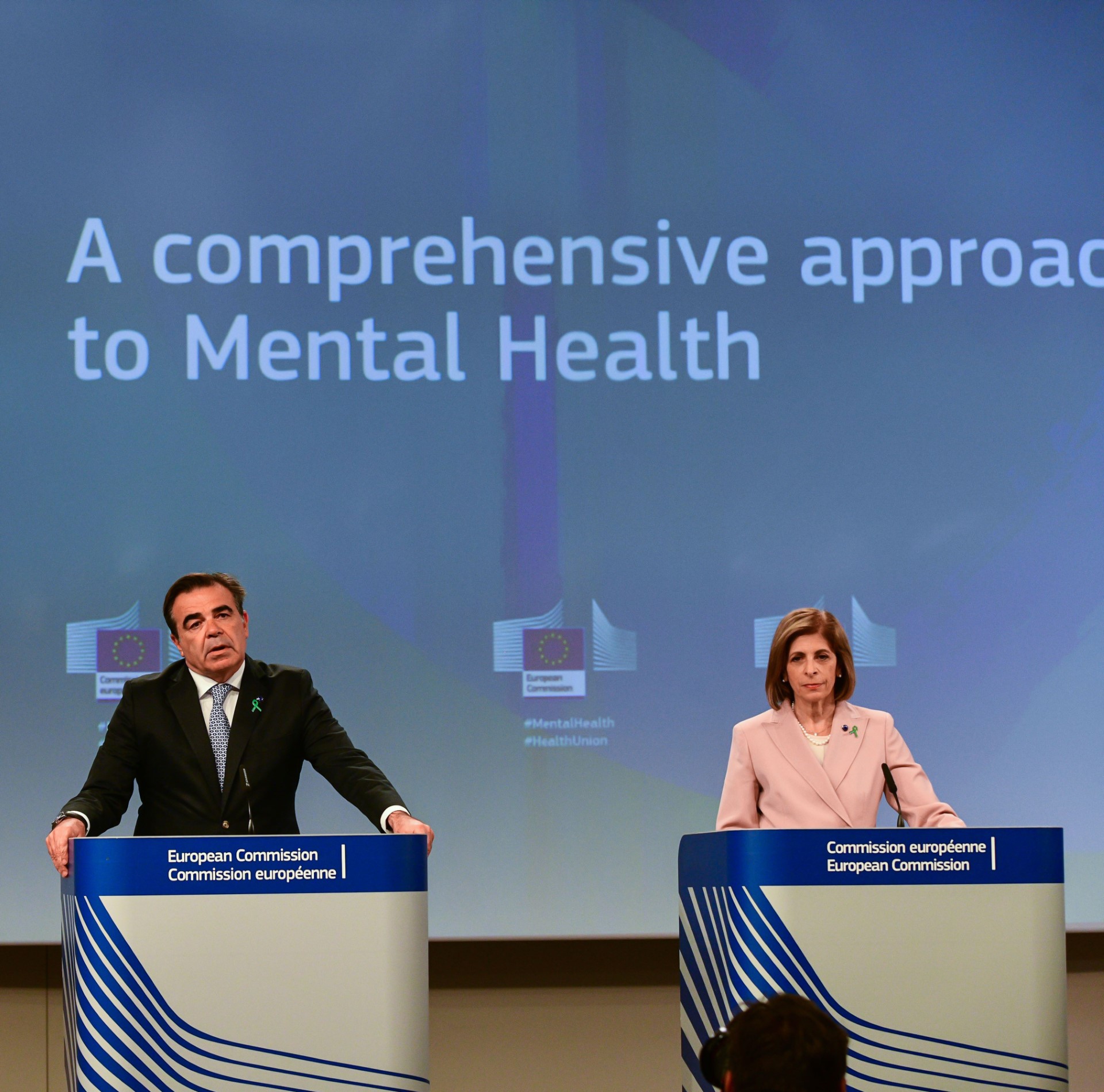نائب رئيسة المفوضية الأوروبية مارجريتيس شيناس و مفوضة الاتحاد الأوروبي للصحة ستيلا كيرياكيدس
