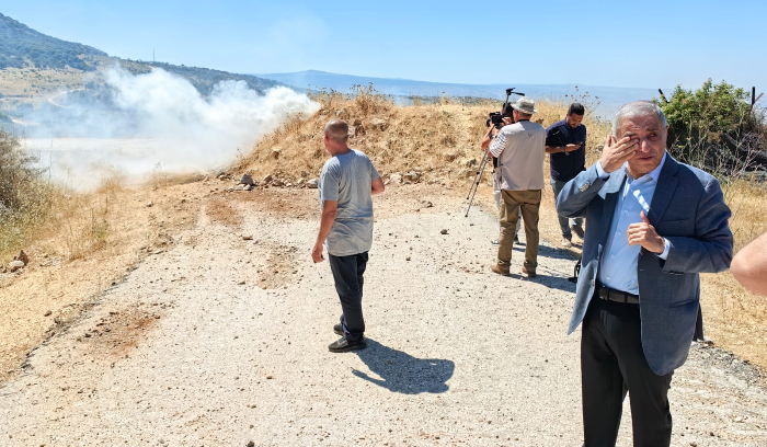 النائب في مجلس النواب اللبناني قاسم هاشم أثناء إلقاء العدو الاسرائيلي القنابل الدخانية