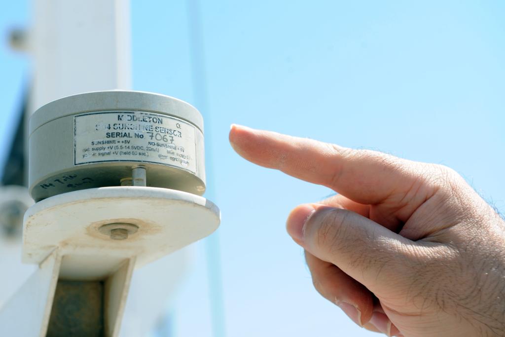 جهاز قياس سطوع الشمس