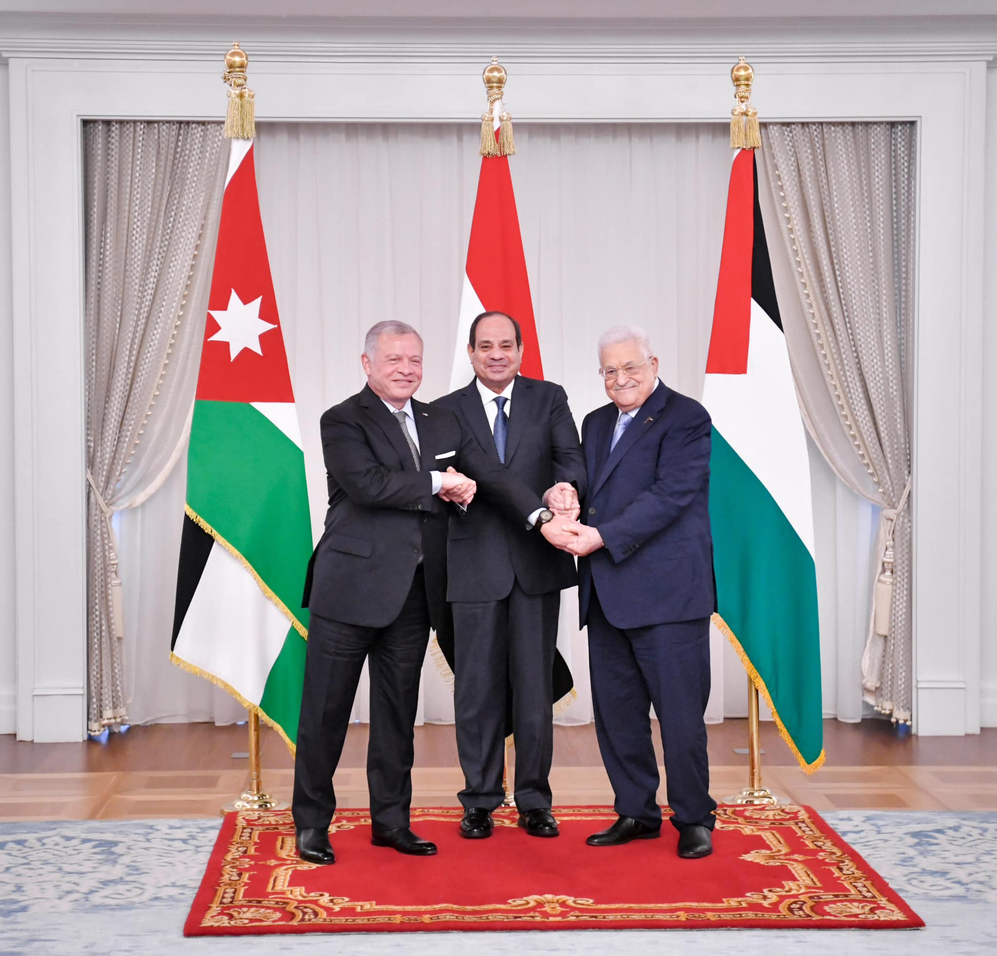 الرئيس المصري والعاهل الأردني مع الرئيس الفلسطيني