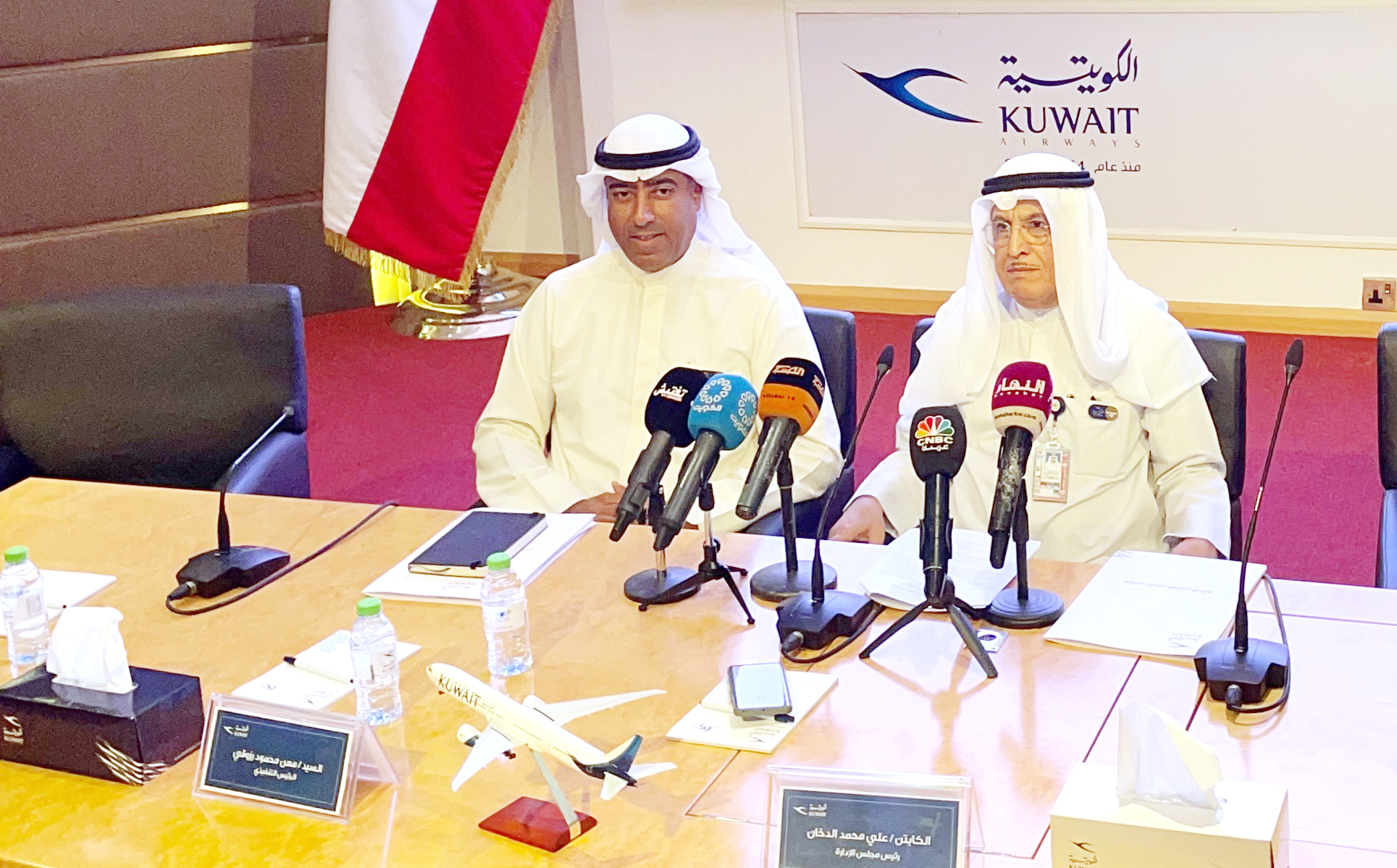 رئيس مجلس ادارة شركة الخطوط الجوية الكويتية والرئيس التنفيذي أثناء المؤتمر الصحفي للجمعية العمومية