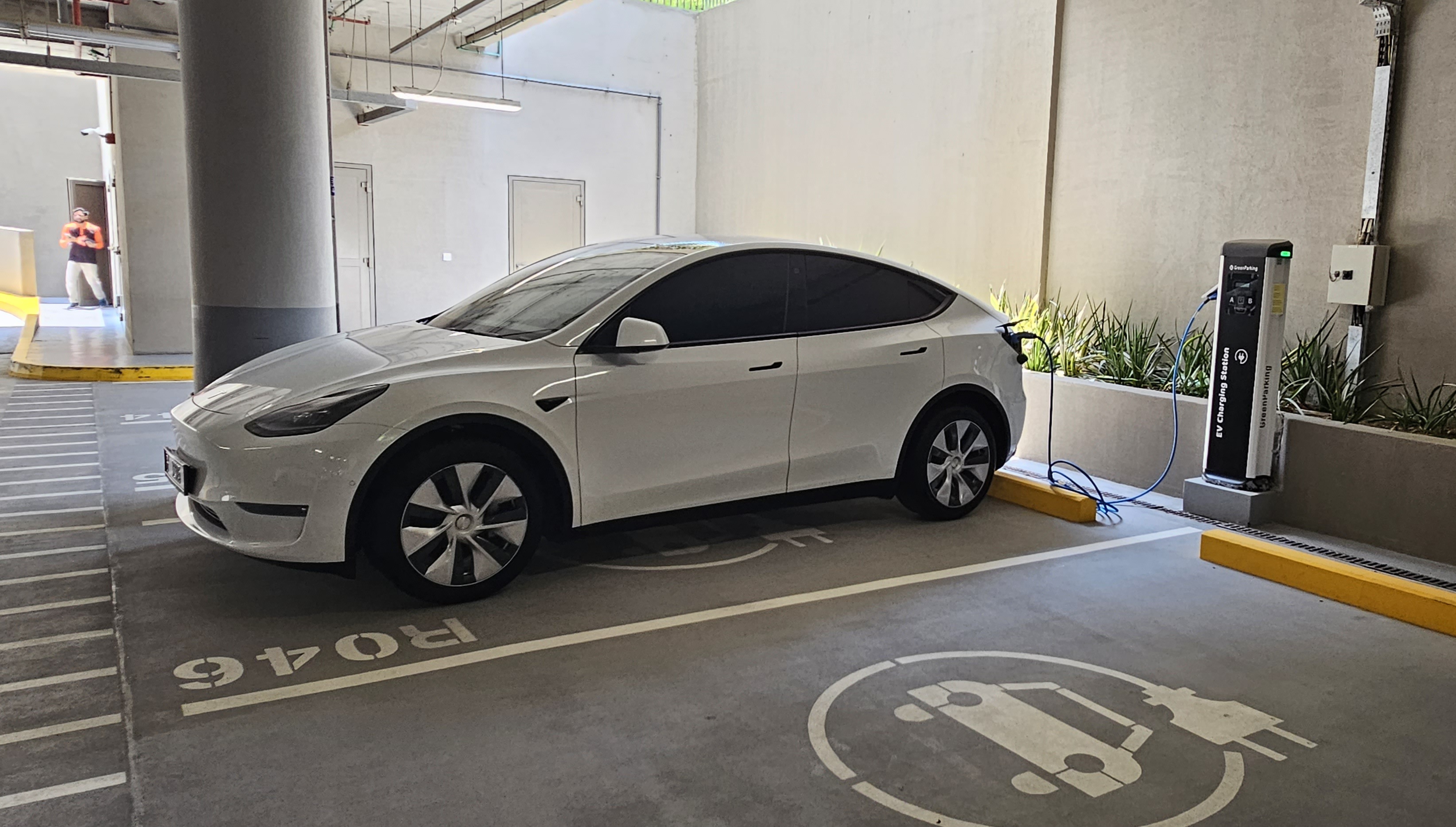 Une place au parking dédiée au chargement des voitures électriques