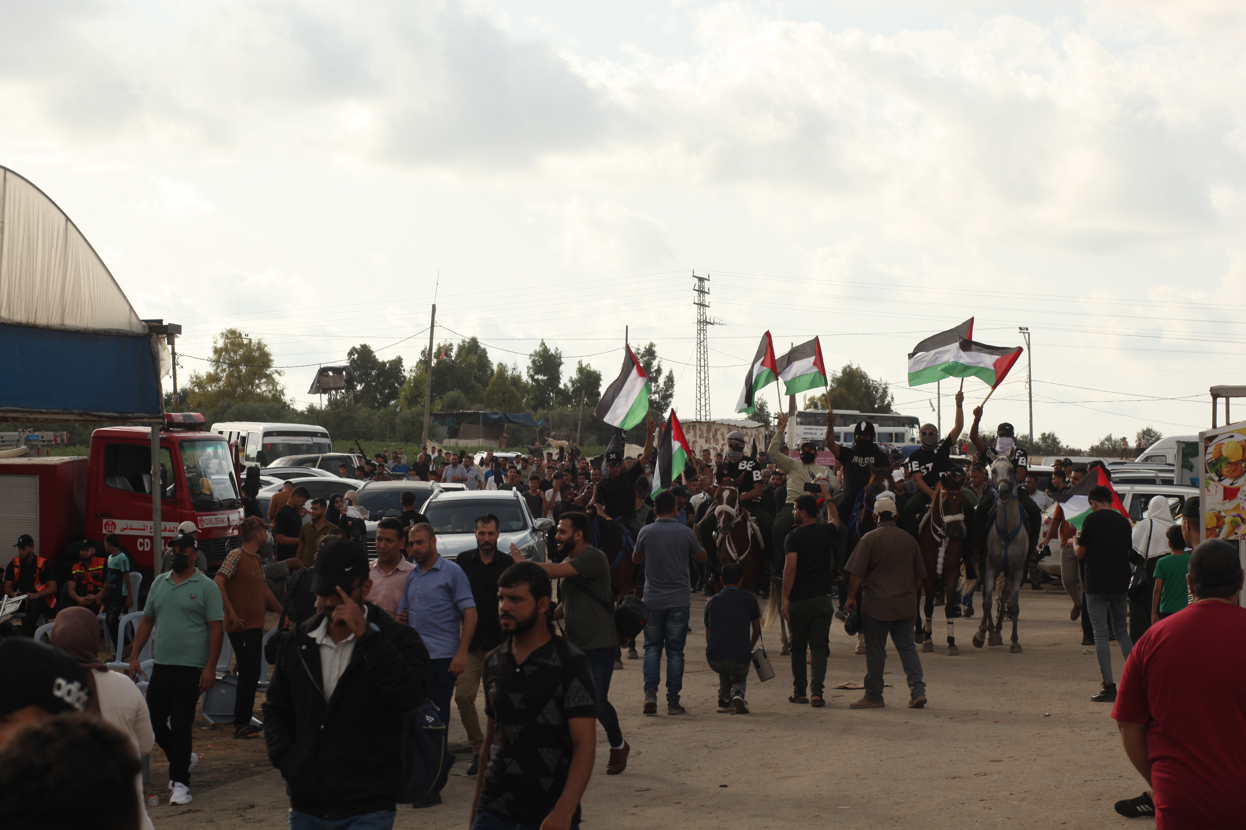 شبان فلسطينيون يتظاهرون على حدود غزة الشرقية