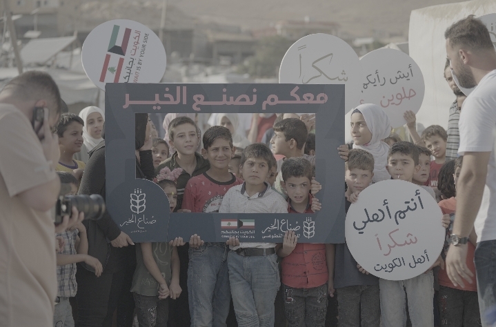 الأطفال في إحدى مخيمات اللاجئين السوريين في عرسال يرحبون بالمتطوعين الكويتيين