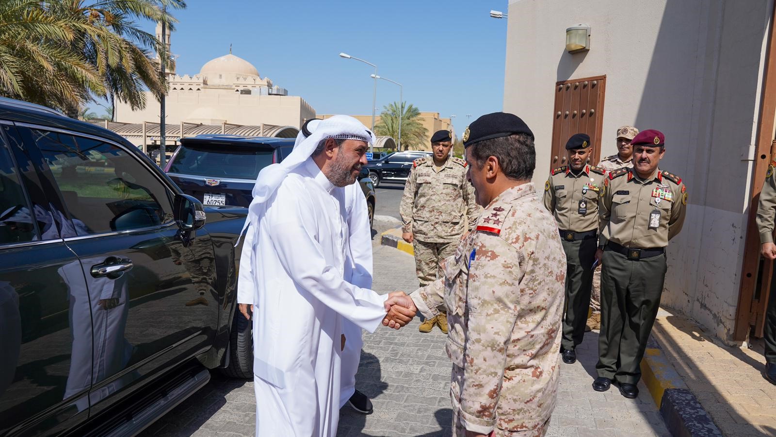 نائب رئيس مجلس الوزراء ووزير الدفاع الشيخ أحمد فهد الأحمد الصباح خلال زيارة تفقدية لهيئة العمليات والخطط برئاسة الأركان