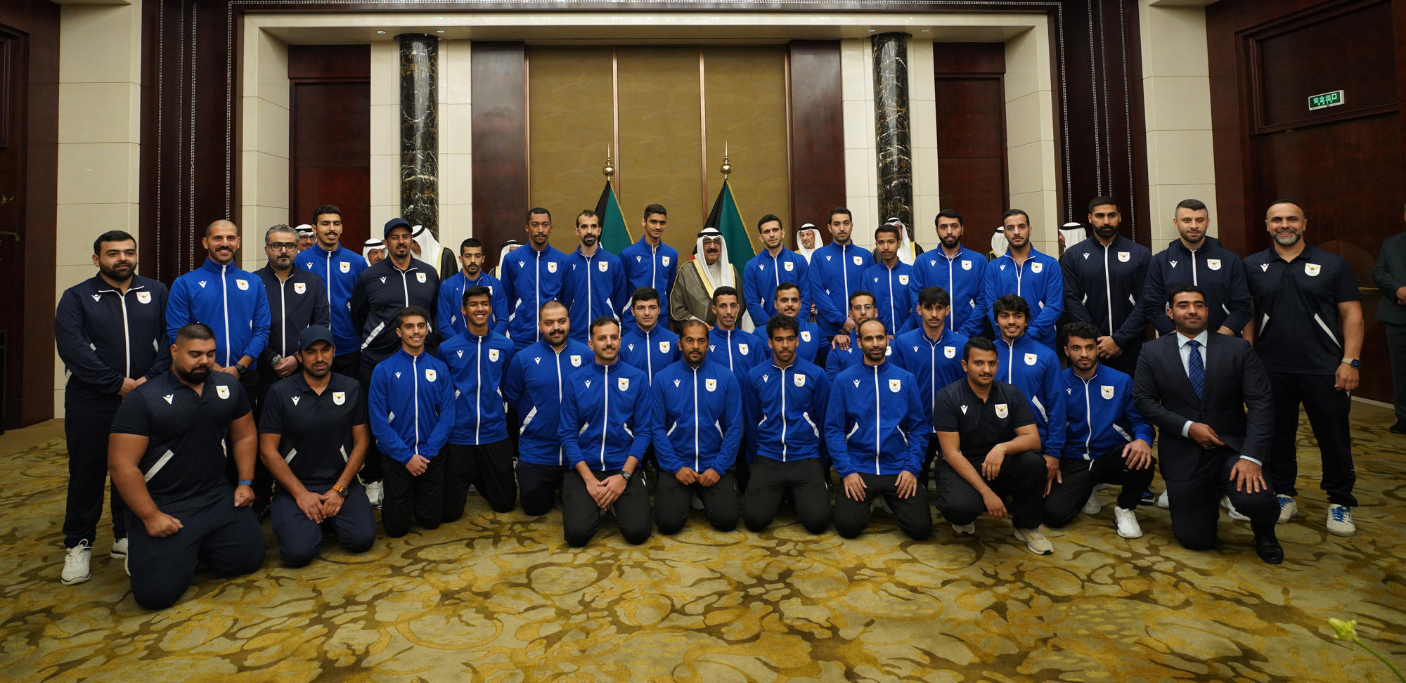 سمو ولي العهد خلال لقائه رئيس وأعضاء اللجنة الأولمبية الكويتية وأبنائه وبناته الرياضيين المشاركين في الدورة ال19 للألعاب الأولمبية الآسيوية