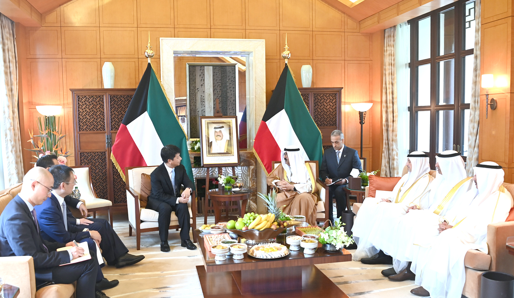 Kuwait Crown Prince receives Huawei executives