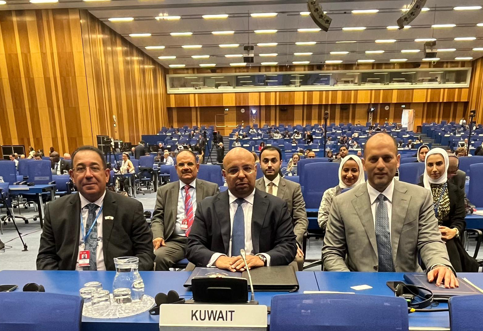 سفير الكويت لدى النمسا ومندوبها الدائم لدى المنظمات الدولية في فيينا طلال الفصام والوفد المرافق خلال الجلسة الختامية