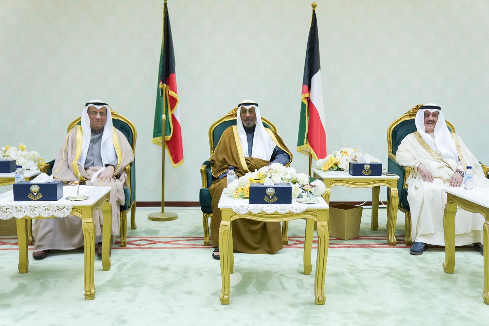 سمو الشيخ الدكتور محمد صباح السالم الصباح رئيس مجلس الوزراء أثناء زيارته لمعالي رئيس المجلس الأعلى للقضاء ورئيس محكمة التمييز