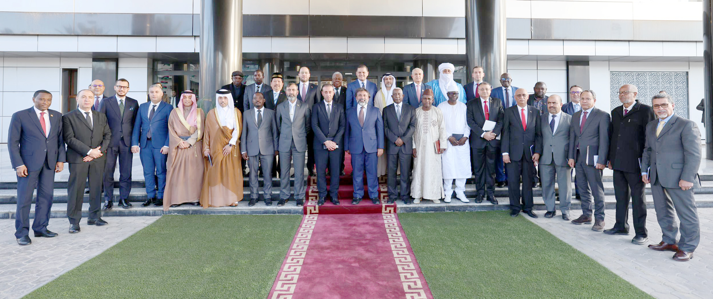 صورة جماعية لاجتماع الدبيبة مع سفراء الدول العربية والاسلامية