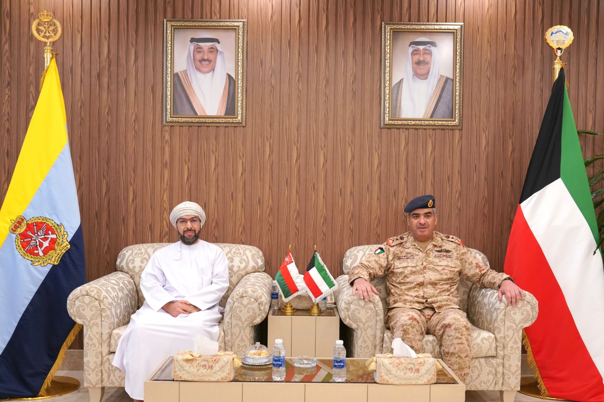 رئيس الأركان العامة للجيش الكويتي الفريق الركن طيار بندر المزين مع سفير سلطنة عمان الشقيقة لدى دولة الكويت الدكتور صالح الخروصي